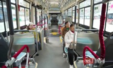 襄阳517路公交车过冬加“衣”让老年人乘车不扶冷栏杆、不坐冰板凳