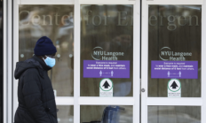 流感、新冠等传染病病例增多美国更多医院重新祭出“口罩令”