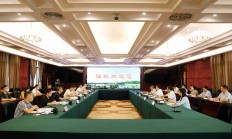 罗联峰分别与工信部、中纺联和武汉纺织大学领导座谈