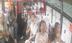 扒手伪装忙 “同行”破其防 应城警方另辟蹊径侦破客车扒窃案