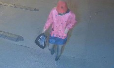 大叔“男扮女装”盗窃电动车湖北武汉青山警方通过一双白底运动鞋将其抓获