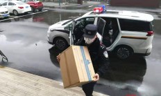 夫妻一口气买下6万只口罩！委托咸宁岳父送达一线……