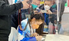 冬奥志愿者手绘“冰墩墩”口罩 外媒赞叹Magic