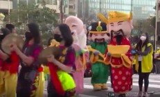 美国旧金山唐人街举行春节庆祝活动行人摩肩接踵个个自觉戴口罩